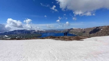 Nemrut Kalderası’nın bir yanı kar bir yanı bahar