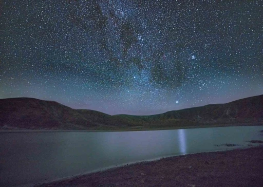 Nemrut’taki göllerle yıldızların buluşması hayran bırakıyor
