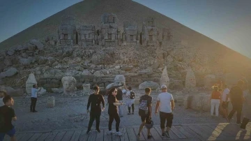 Nemrut’un zirvesinde her yıl binlerce kişi güneşin doğuşunu ve batışını izliyor
