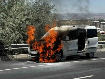 Nevşehir’de seyir halindeki araç alevlere teslim oldu
