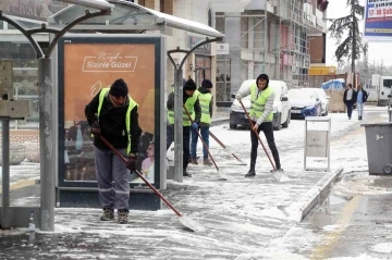 Niğde Belediyesi’nden kent genelinde karla mücadele çalışması
