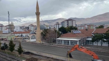 Niğde’de depremde hasar alan minare yıkıldı
