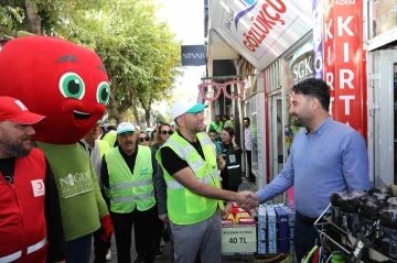 Niğde’de Dünya Temizlik Günü’nde esnafa süpürge ve faraş dağıtıldı
