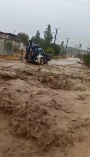 Niğde’de sağanak yağış sele neden oldu
