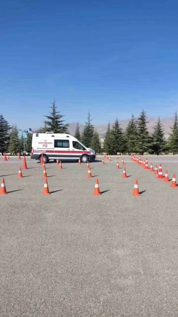 Niğde’de Uygulamalı Ambulans Sürüş Güvenliği Eğitimi Verildi
