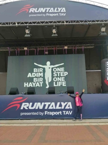 Nilgün öğretmen Antalya Maratonu’nda başarı elde etti