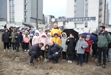 Bursa'da Nilüfer’de çocuklar gelecek için fidan dikti