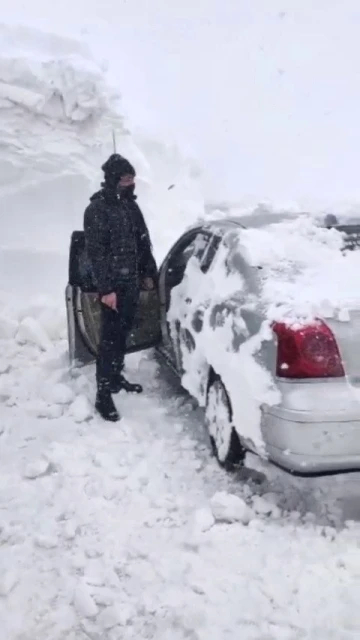 Nisan ayında yağan kar Palandöken yolunda mahsur bıraktı
