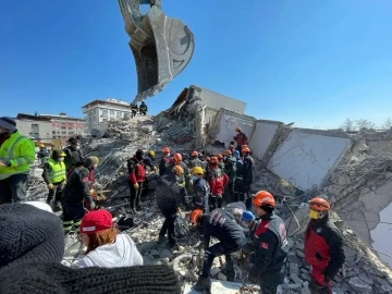 Nurdağı’nda 129. saatte 5 kişilik aileyi kurtaran itfaiye ekipleri duygu dolu anları İHA’ya anlattı
