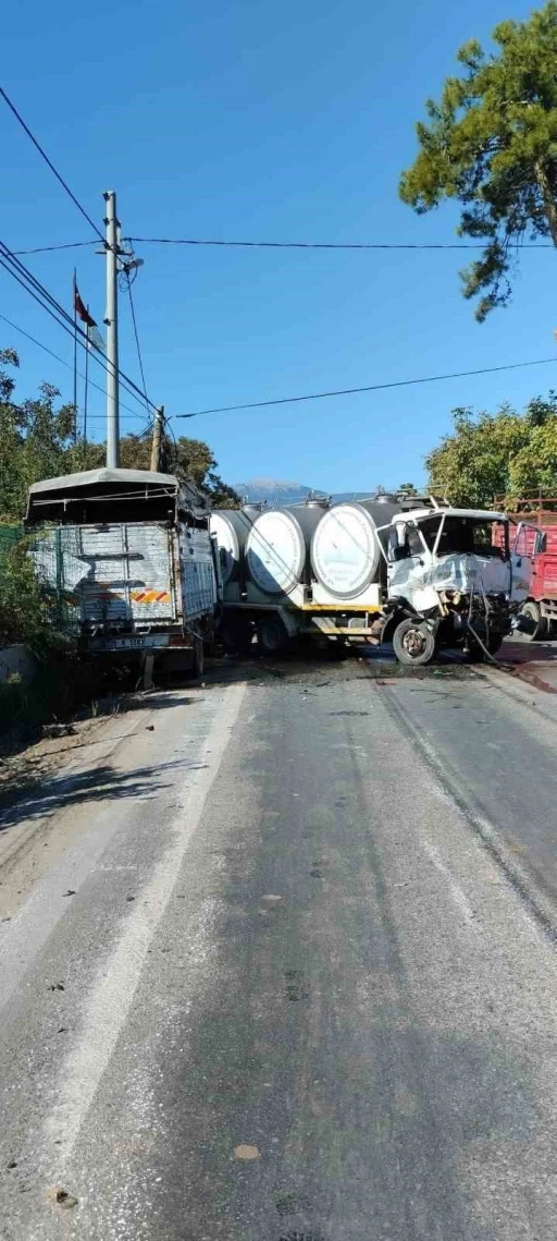 Ödemiş’te kamyonlar kafa kafaya çarpıştı: 2 yaralı
