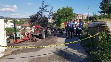 Odunlardan başlayan yangın traktörü kül etti