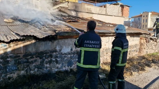 Odunlukta çıkan yangın paniğe neden oldu
