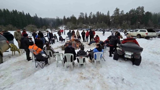 Offroad tutkunlarından yuvada kalan çocuklar için unutulmaz kış kampı
