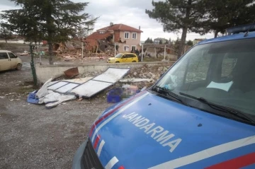 Öfkeli müşteri iş makinesiyle alkollü restoranı ve büfeyi yerle bir etti
