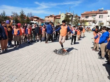 Öğrenci ve öğretmenlerden coşkulu Nevruz kutlaması
