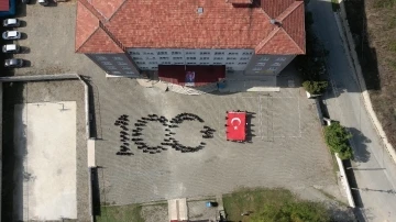 Öğrenci ve öğretmenlerden &quot;100.Yıl&quot; koreografisi
