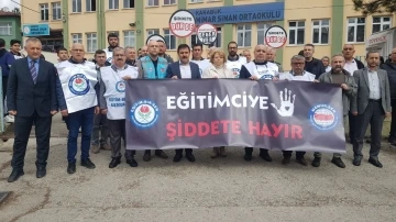 Öğrenci velisi okul basıp öğretmeni ve bir öğrenciyi darp etti
