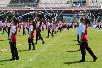 Öğrenciler hünerlerini sergiledi, izleyenler ayakta alkışladı
