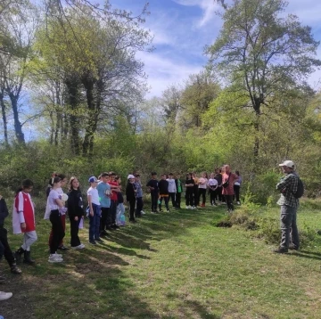 Öğrenciler koruma altındaki şakayık çiçeğini inceledi
