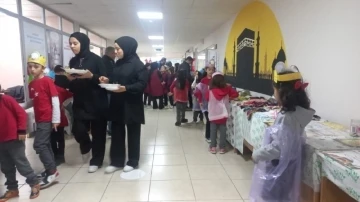 Öğrenciler okul koridoruna yerli malı pazarı kurdu
