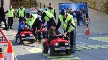 Öğrencilere akülü araçlar ile trafik eğitimi verildi
