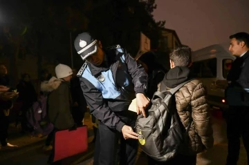 Öğrencilere reflektörlü çıkartma ve kol bandı
