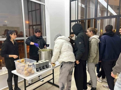 Öğrencilere sınav döneminde çorba ikramı devam ediyor
