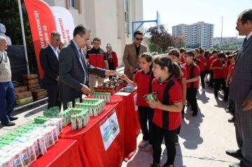 Öğrencilere süt ve kek ikram edilerek ‘Dünya Süt Günü’ kutlandı
