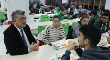 Öğrencilerle iftarda bir araya geldi
