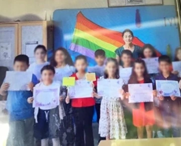 Öğrencilerle LGBT bayrağı önünde hatıra fotoğrafı çektiren öğretmen hakkında yasal işlem başlatıldı
