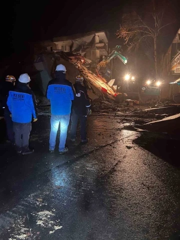 Öğrencisi ve öğretmeni enkaz altından birlikte sağ olarak kurtarıldı
