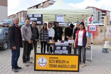 Öğretmen ve öğrenciler depremzedeler için pazarda çay sattılar
