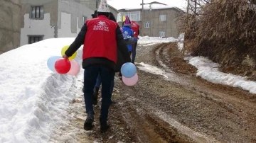 Öğretmenlerden lösemili çocuğa evinde doğum günü sürprizi