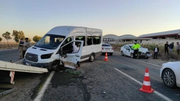 Öğretmenleri taşıyan servis minibüsü kaza yaptı: 15 yaralı
