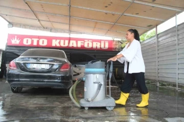 Ojeli tırnaklarıyla oto yıkamacı oldu, hedefi daha çok kadın istihdamı
