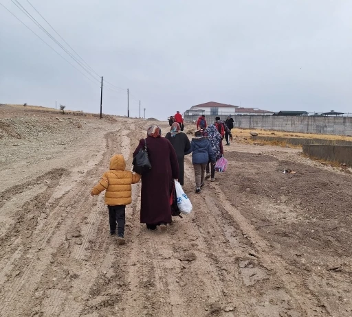 Okul yolu çamurdan geçilmiyor
