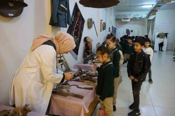 Okuldaki tarihi sergi öğrencileri geçmişe götürüyor
