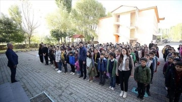 Okullarda Gazze'deki saldırılarda ölen çocuklar için saygı duruşunda bulunuldu