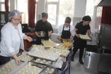 Okulları tatil ama onlar depremzedeler için kumanya hazırlıyor
