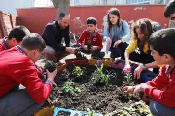 Okulun bahçesi miniklerin elleriyle renklendi
