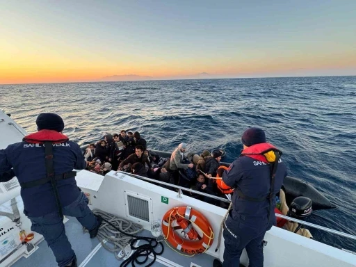 Ölüme sürüklenen 11’i çocuk 36 göçmen kurtarıldı
