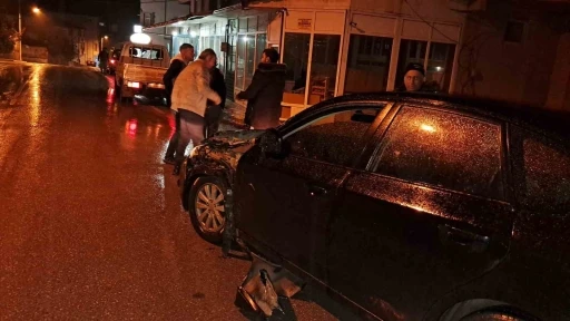 Aracını traktöre ve tıra çarpan sürücünün burnu bile kanamadı