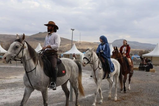 Onlarca at ve at sever bir araya geldi