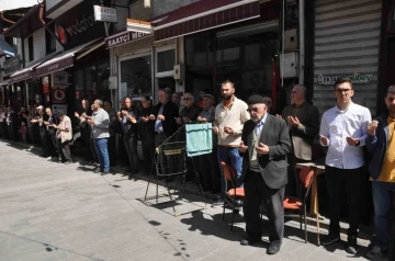 Onlarca esnaf, Ramazan ayının son Cuma’sında ellerini semaya açtı
