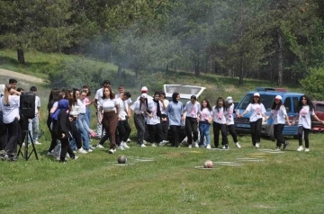 Onlarca genç 4 kilometre yürüdü
