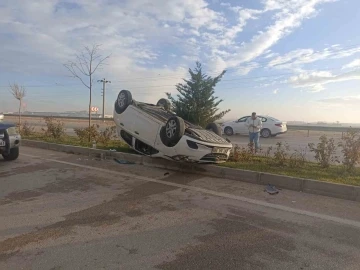 Önündeki araca çarpıp takla atan otomobil sürücüsü yaralandı
