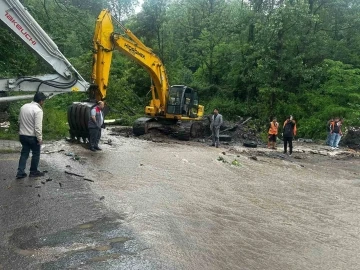 Ordu Aybastı’da sağanak etkili oldu, dere taştı
