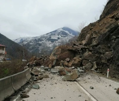 Ordu’da heyelan: Karayolu ulaşıma kapandı