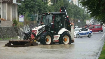 Ordu’da sağanak hayatı olumsuz etkiledi: Yol ulaşıma kapandı
