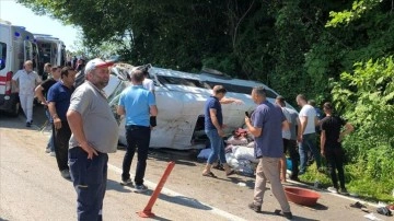 Ordu'da tarım işçilerini taşıyan minibüs ile otomobilin çarpıştığı kazada 17 kişi yaralandı